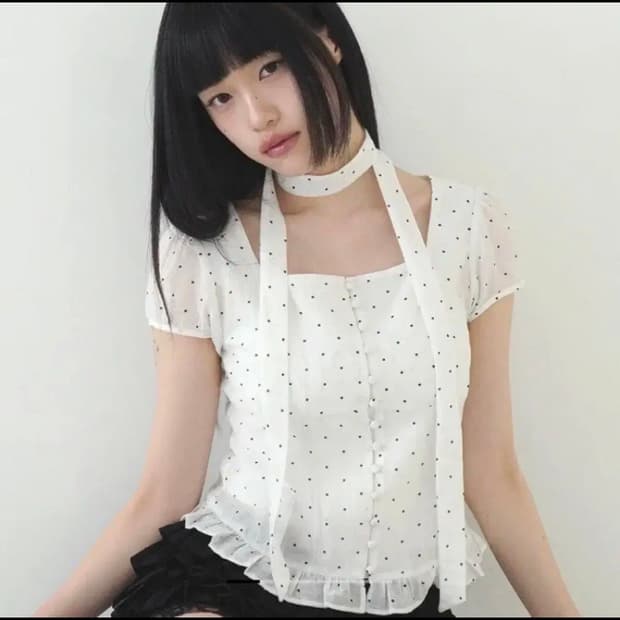 일리고 리본 타이 스퀘어넥 블라우스 화이트 도트