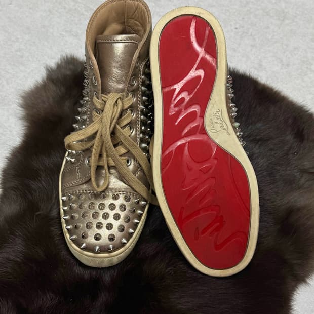 크리스찬 루부탱 스터드 하이탑 스니커즈 