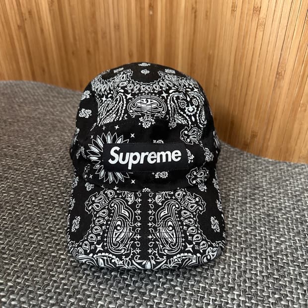 슈프림 페이즐리 반다나 캠프캡