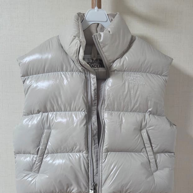 노스페이스 화이트 라벨 글로시 다운 베스트 화이트 샌드