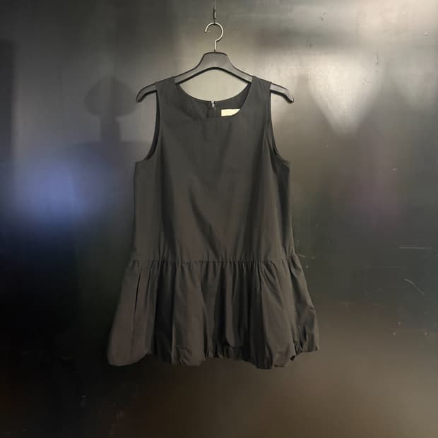 아모멘토 블랙 민소매 벌룬 원피스