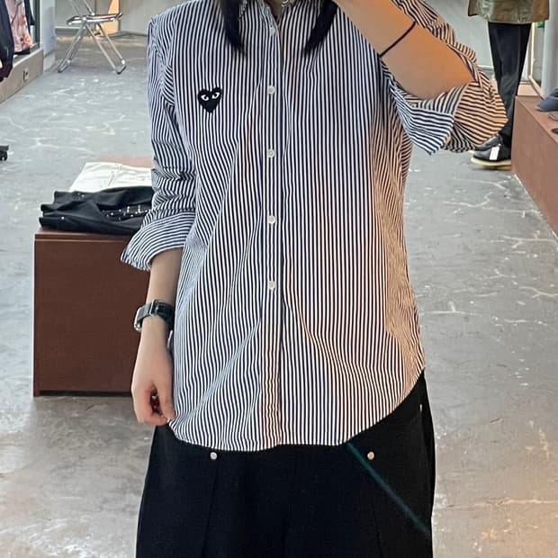 꼼데가르송 스트라이프 블랙하트 와펜 셔츠 H1641