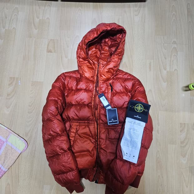 정품 새상품) 스톤아일랜드 가먼트다이 다운 패딩 M사이즈