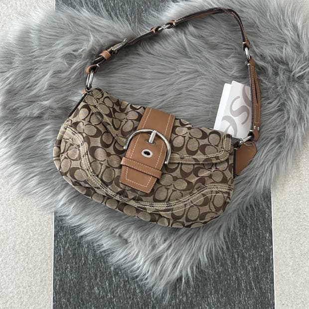 코치 자카드 버클 호보백