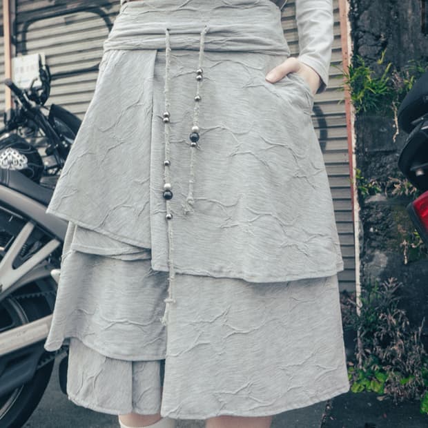 허그유어스킨 스타 플레어드 미디 스커트 (그레이) 