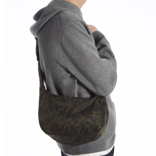 COS 코스 크로스바디 새들백 애니멀 프린트 나일론 브라운