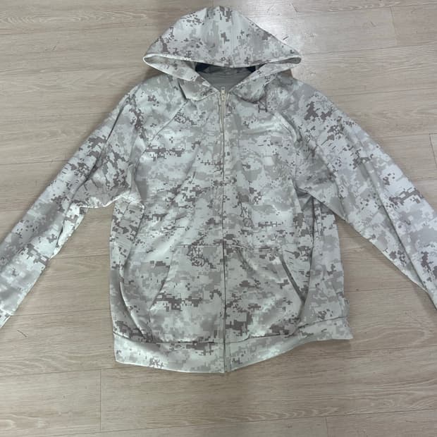 화이트 카모후드집업 s사이즈 판매합니다