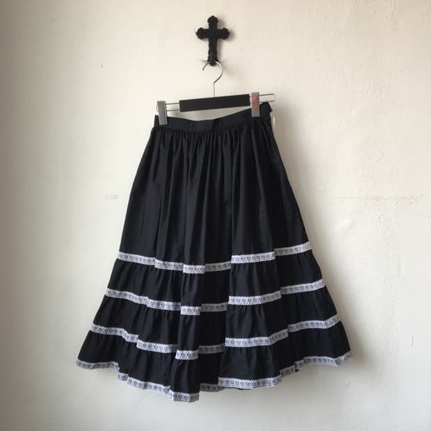 Lace trimming flare skirt