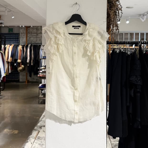 이자벨마랑 아이보리 러플 버튼 슬리브리스 블라우스