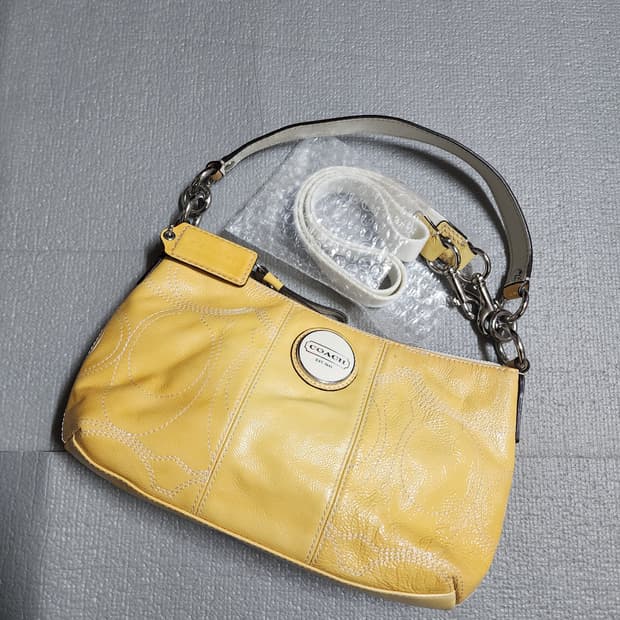 코치 옐로우 시그니처 스티치 숄더백 호보백