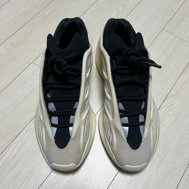 아디다스 이지 700 V3 아자엘 265
