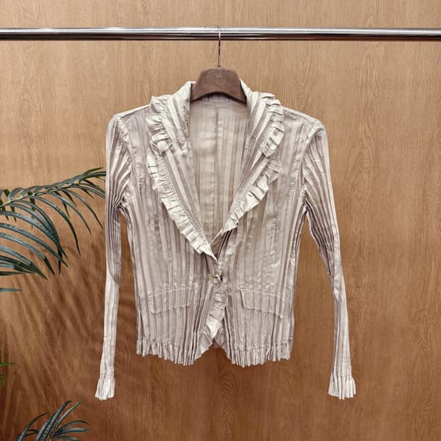 스페치오 플리츠 프릴 블라우스 스트라이프 텍스처 슬림핏 베이지