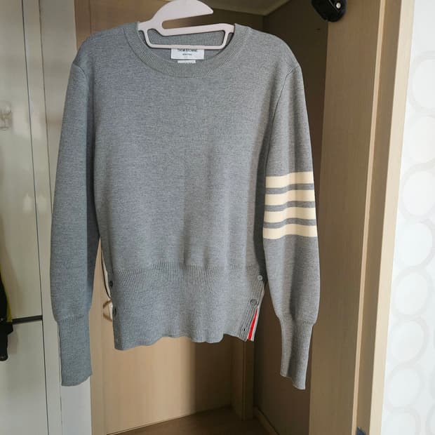 톰브라운 그레이 라운드넥 니트
