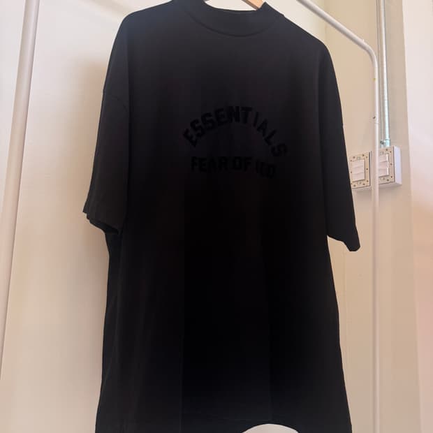 피어오브갓 에센셜(FEAR OF GOD ESSENTALI로고 프린트 티