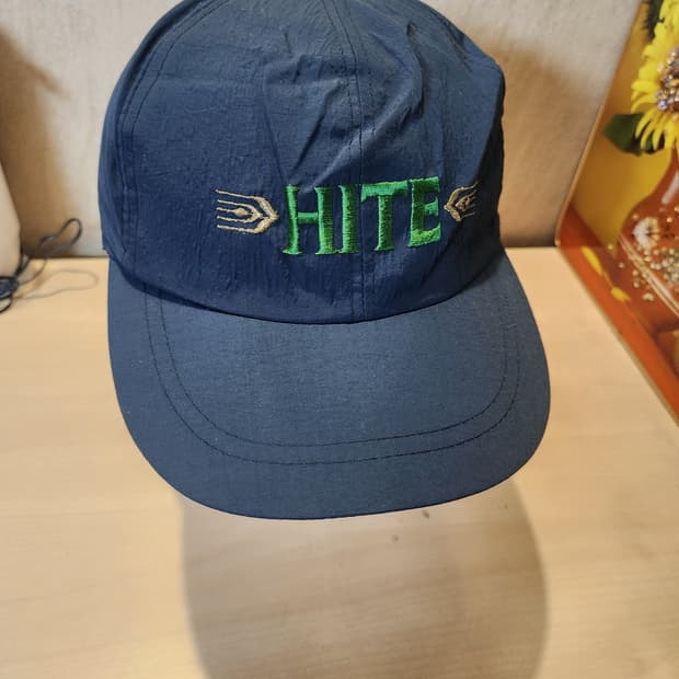 “레트로 무드 🍺 HITE 네이비 볼캡 (빈티지 감성 찜각)”