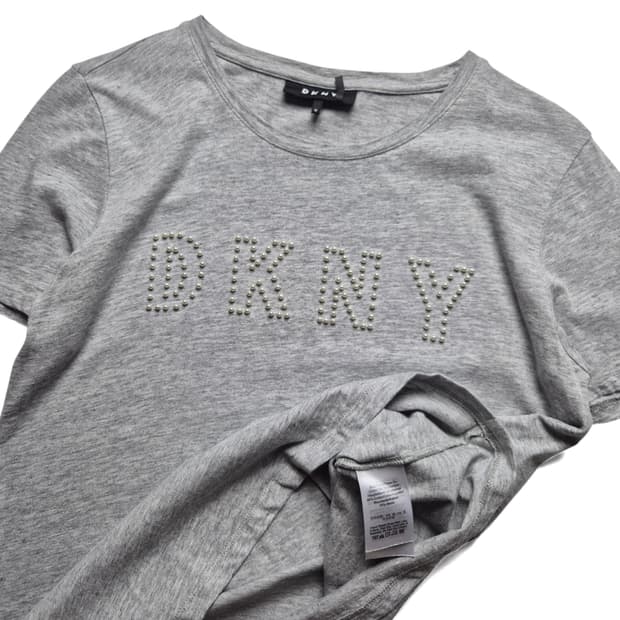 [M] DKNY 스터드 로고 티셔츠