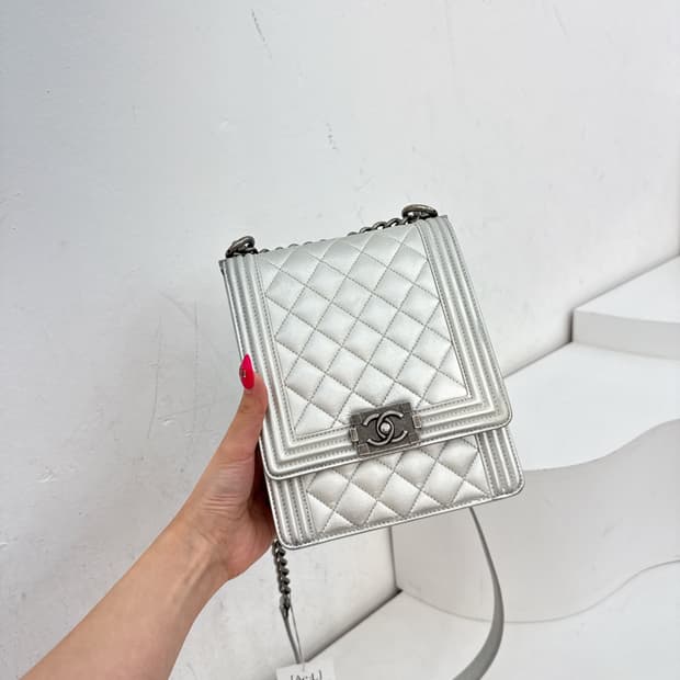 샤넬 보이 샤첼백 엔틱은장 실버 크로스백