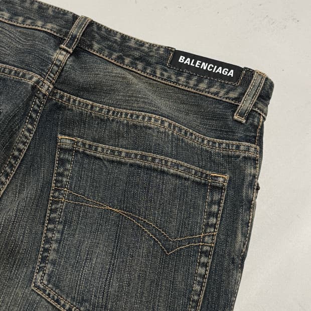 발렌시아가 24FW 부츠컷 데님