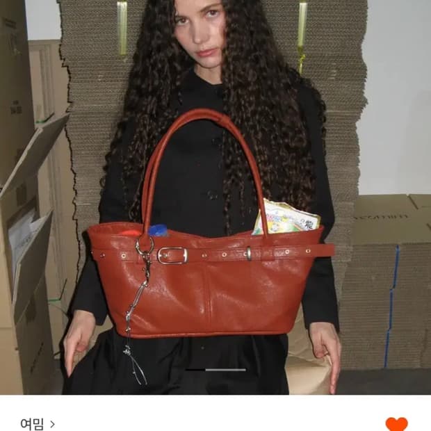 여밈 belted boat bag 브릭 새상품