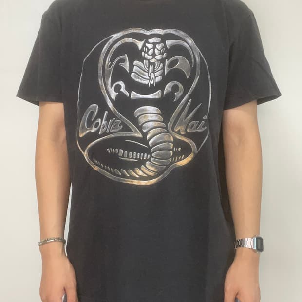 피프스선 x 코브라카이(Cobra Kai) 실버 뱀 그래픽 블랙 반팔