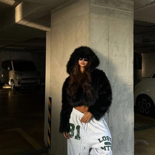 블랙 숏 후드 퍼 자켓