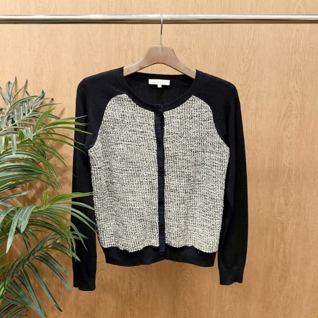 산드로 라운드넥 긴팔 가디건 전면 트위드 믹스 패널 버튼 립 디테일 블랙