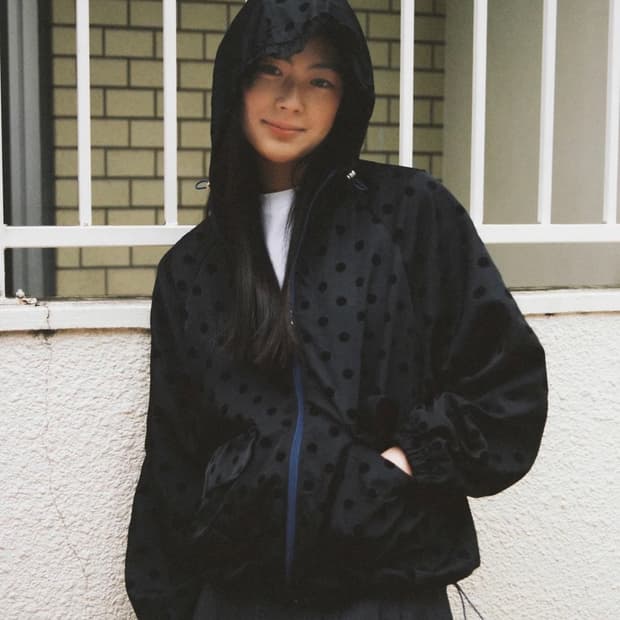 오헤시오 도트 프릴 후디드 윈드브레이커 점퍼 블랙