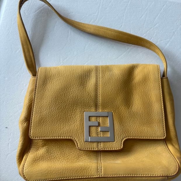 펜디 스웨이드 숄더백