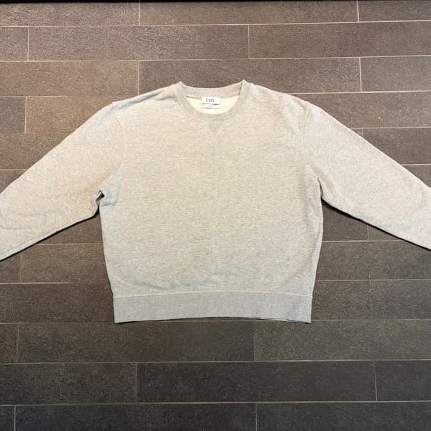 COS 릴렉스드 핏 맨투맨