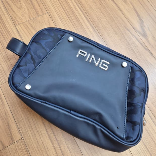 PING 골프 파우치 클러치입니다. 네이비 색상에 카모 패턴이 포인트로 