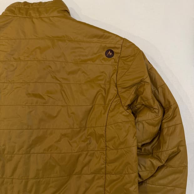 마모트 시그니쳐 로고 씬슐레이트 경량패딩 머스타드