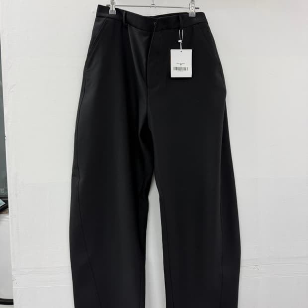 주앙옴므 리파인드 커브드 트라우저 블랙