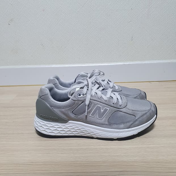 뉴발란스 1880 프레쉬폼 운동화 250