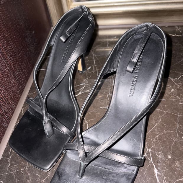 보테가 베네타 (Bottega Veneta) 블랙 스퀘어토 스트랩 샌들