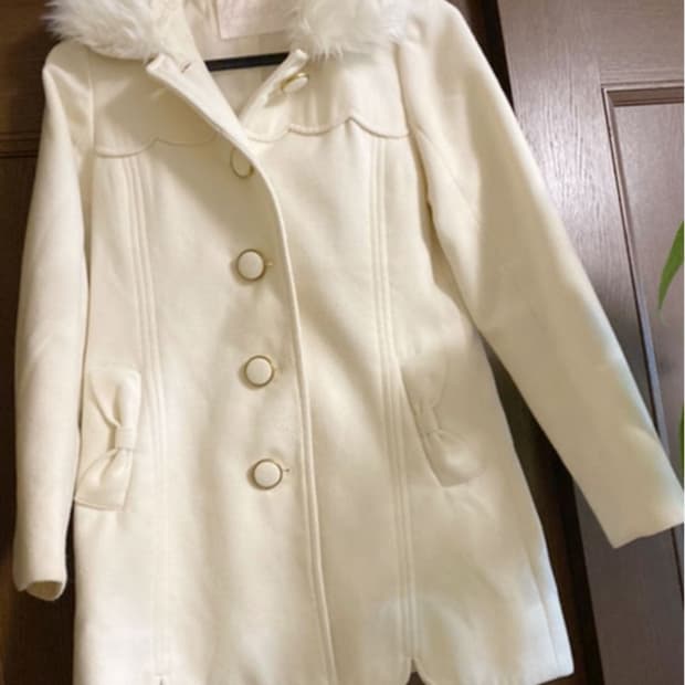 리즈리사 달천깔 화이트 퍼 카라 리본 코트