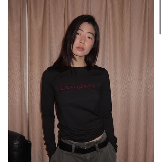 제니 착용 브랜드 어텐즈 He is sleeping tee shirt