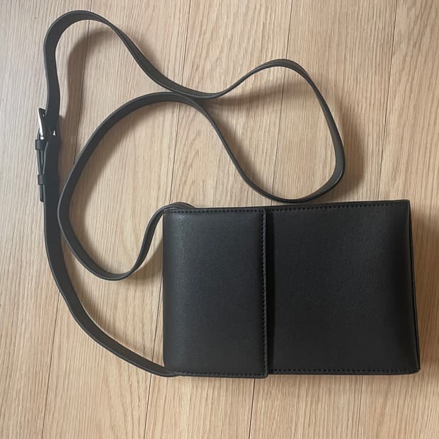 무신사 스탠다드 신세틱 레더 스퀘어 미니 크로스 백 팝니다