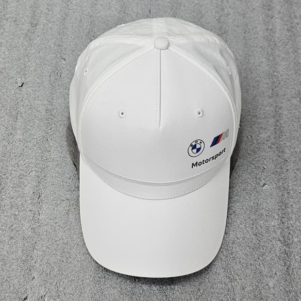 미착용 BMW M Motorsport 로고가 멋스럽게 새겨진 흰색 볼캡