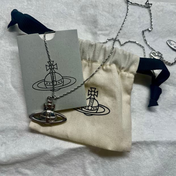 비비안웨스트우드 수지 펜던트 실버 목걸이