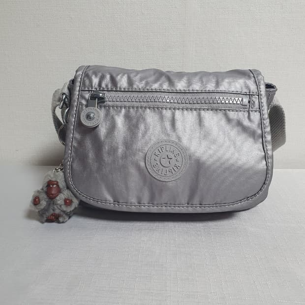 키플링 메탈릭 실버 미니 크로스백