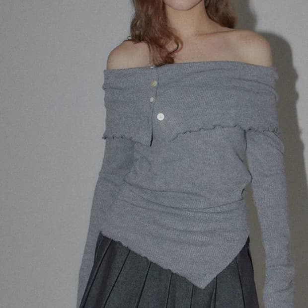 디어스토커 케이트 버튼 오프숄더 티