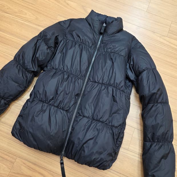 엠포리오 아르마니 블랙 패딩 판매합니다. 무난한 디자인이라 여기저기 잘 