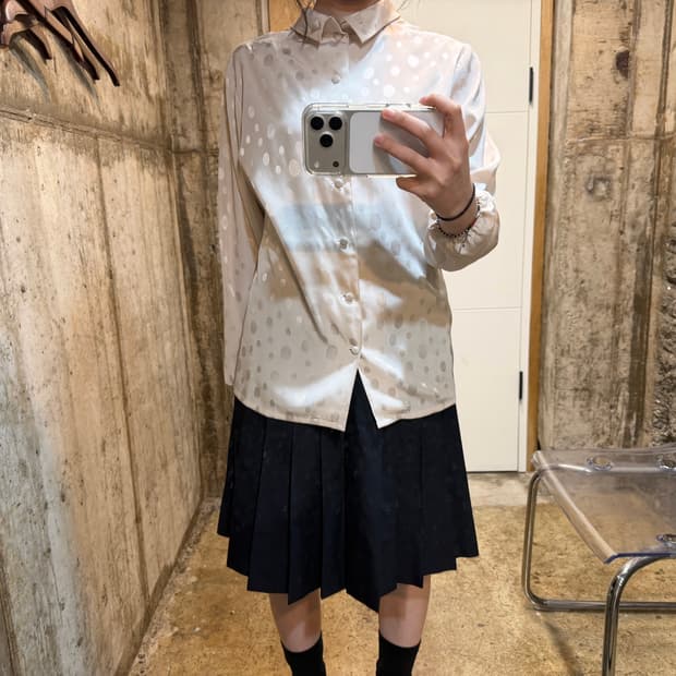 빈티지 하이넥 롱슬리브 블라우스 도트 패턴 디테일 베이지