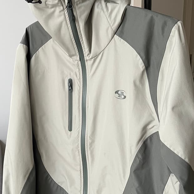 산산기어 24fw 2.5L 바람막이 판매합니다.