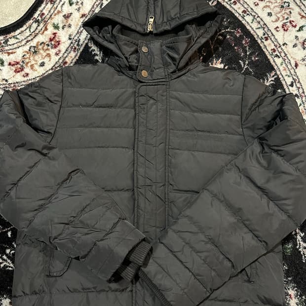 캘빈 클라인 음각 로고 블랙 후드 덕다운 패딩