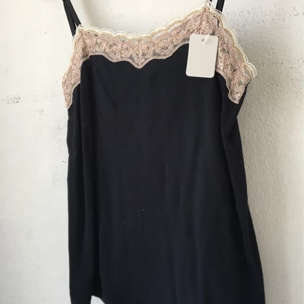Lace trimming sleeveless