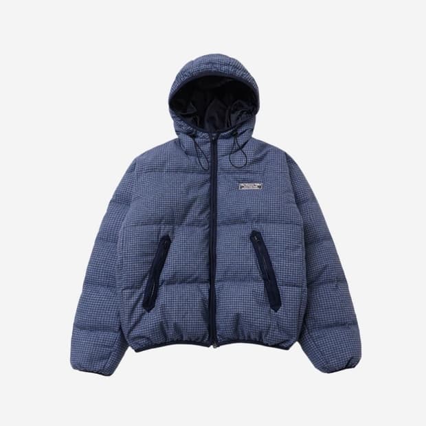 더뮤지엄비지터 체크 메탈 로고 푸퍼 자켓