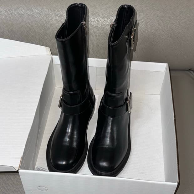 솔트앤초콜릿 라운드 토 라이딩 버클 미들부츠