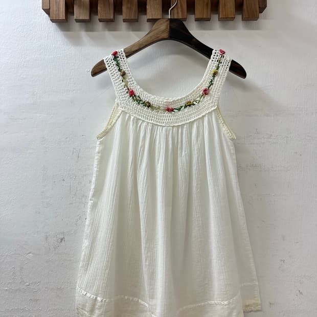 일본빈티지 코튼 100% 크로셰 요크 플라워 자수 셔링 슬리브리스