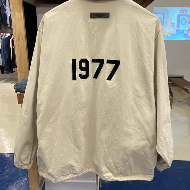 Essentials 에센셜 1977 아이보리 코치자켓